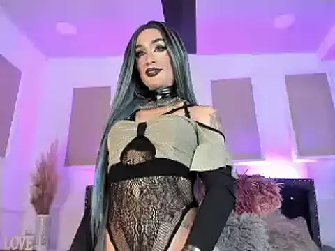 Snapshot of queen_satin chatting on 12/28/24, 12:13 queen satin online show from 12/28/24, 12:13