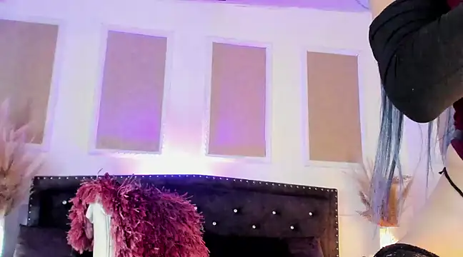 Snapshot of queen_satin chatting on 02/20/25, 08:17 queen satin online show from 02/20/25, 08:17