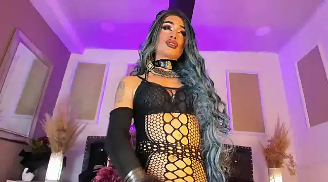 Snapshot of queen_satin chatting on 03/11/25, 07:04 queen satin online show from 03/11/25, 07:04