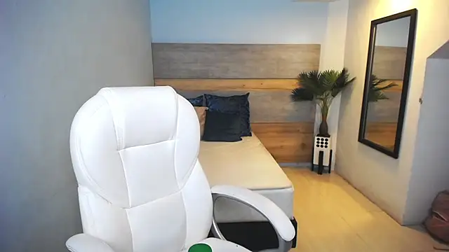 liseth fox online show from 12/12/24, 02:04