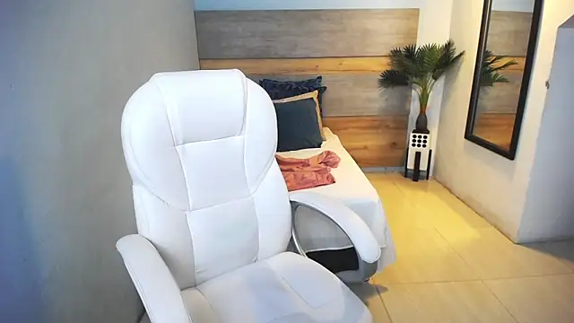 liseth fox online show from 12/20/24, 01:47