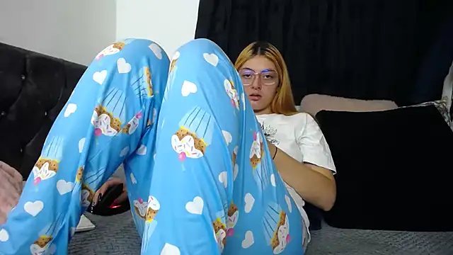 lessliee22  online show from 03/13/25, 01:32