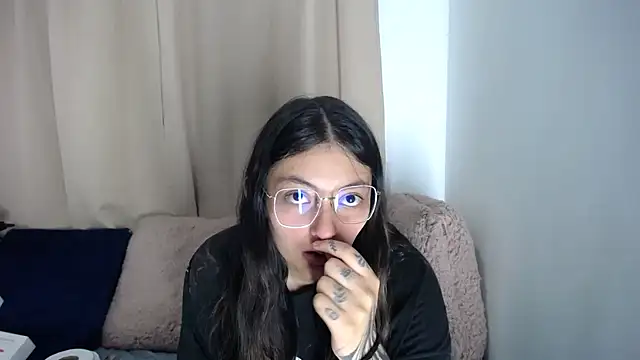 lessliee22  online show from 03/25/26, 06:08