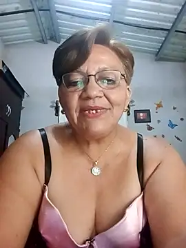 Snapshot of Madrastrahot69 chatting on 10/25/25, 03:47 Madrastrahot69 online show from 10/25/25, 03:47