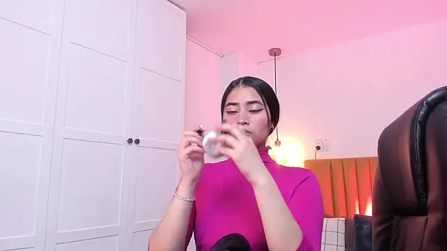 Snapshot of lara_madisson chatting on 12/05/24, 10:56 lara madisson online show from 12/05/24, 10:56