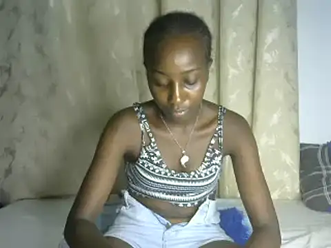 Snapshot of Naughty_petyte chatting on 12/02/24, 01:13 Naughty petyte online show from 12/02/24, 01:13