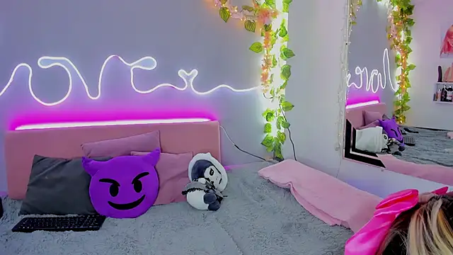 Snapshot of YouliteSllut2 chatting on 12/29/24, 01:13 YouliteSllut2 online show from 12/29/24, 01:13