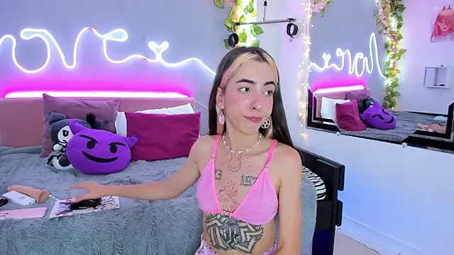 Snapshot of YouliteSllut2 chatting on 02/21/25, 11:43 YouliteSllut2 online show from 02/21/25, 11:43