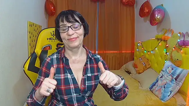 Snapshot of SandraHormas chatting on 03/10/25, 11:10 SandraHormas online show from 03/10/25, 11:10