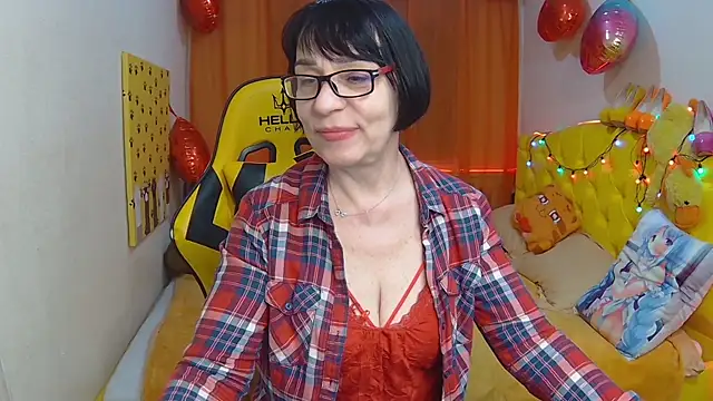 Snapshot of SandraHormas chatting on 03/11/25, 10:51 SandraHormas online show from 03/11/25, 10:51