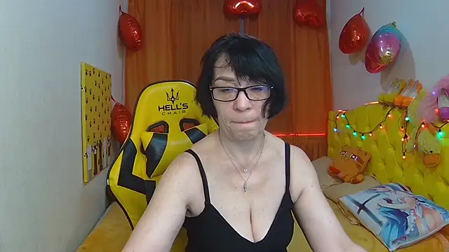 Snapshot of SandraHormas chatting on 03/23/25, 08:04 SandraHormas online show from 03/23/25, 08:04