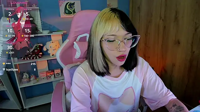 Snapshot of Artic_love chatting on 03/13/25, 09:43 Artic love online show from 03/13/25, 09:43