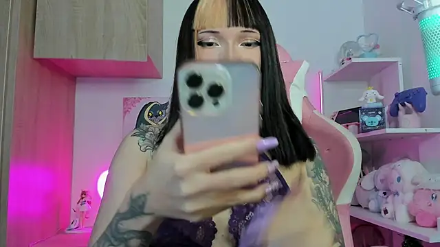 Snapshot of Artic_love chatting on 11/13/25, 04:11 Artic love online show from 11/13/25, 04:11