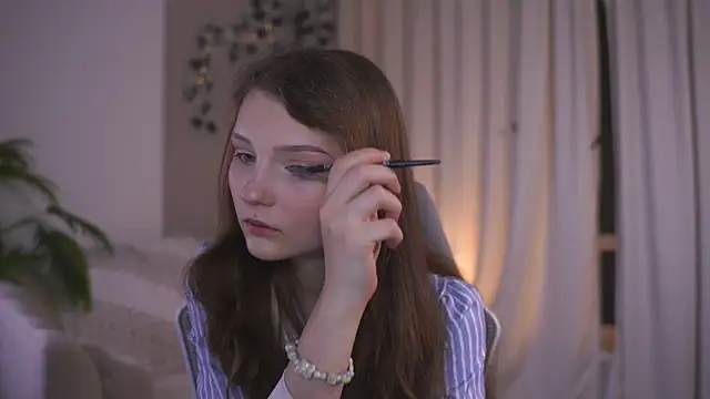 Snapshot of CindyGarrison chatting on 11/05/25, 11:05 CindyGarrison online show from 11/05/25, 11:05