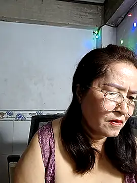 Snapshot of phnz chatting on 12/20/25, 09:49 phnz online show from 12/20/25, 09:49