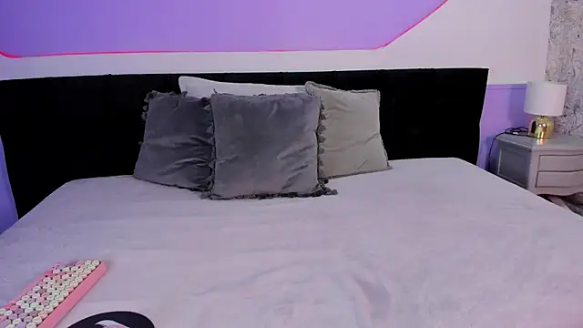 Julieta Cortes   online show from 11/22/25, 12:15