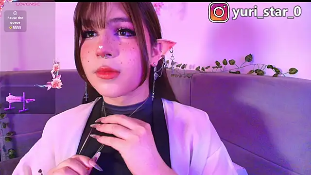 Snapshot of Yuri_Stars chatting on 11/15/25, 04:21 Yuri Stars online show from 11/15/25, 04:21