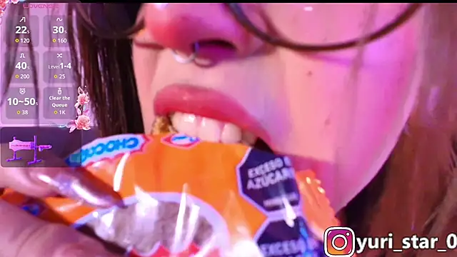 Snapshot of Yuri_Stars chatting on 11/23/25, 04:23 Yuri Stars online show from 11/23/25, 04:23