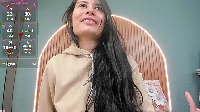 NayeCloud online show from 10/15/25, 03:39