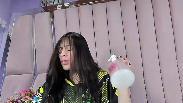 Snapshot of Sasha_Petitte chatting on 12/21/25, 03:57 Sasha Petitte online show from 12/21/25, 03:57