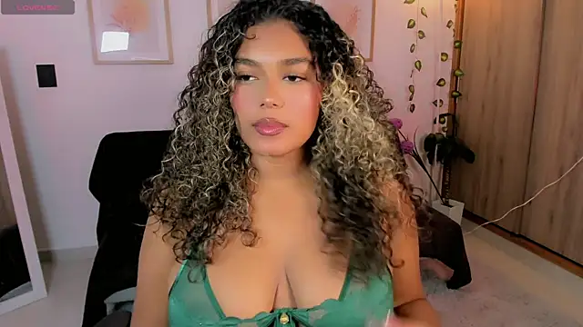 Snapshot of aleja_montiel__ chatting on 05/07/26, 09:31 aleja montiel online show from 05/07/26, 09:31