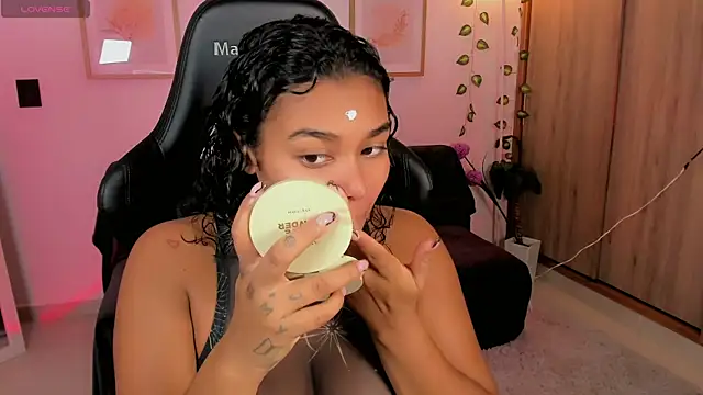 Snapshot of aleja_montiel__ chatting on 05/20/26, 12:33 aleja montiel online show from 05/20/26, 12:33