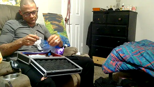 Snapshot of TheOneYouLove69 chatting on 03/21/25, 04:49 TheOneYouLove69 online show from 03/21/25, 04:49