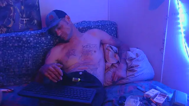 Snapshot of TheOneYouLove69 chatting on 10/31/25, 03:29 TheOneYouLove69 online show from 10/31/25, 03:29