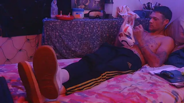 Snapshot of TheOneYouLove69 chatting on 11/07/25, 01:16 TheOneYouLove69 online show from 11/07/25, 01:16