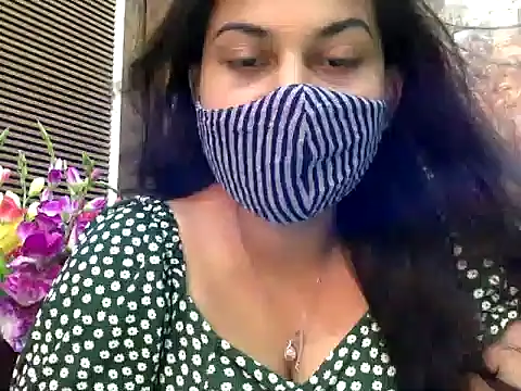 Snapshot of HaaniKaur chatting on 03/11/25, 07:58 HaaniKaur online show from 03/11/25, 07:58