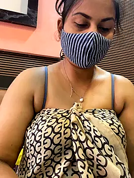 Snapshot of HaaniKaur chatting on 10/15/25, 07:19 HaaniKaur online show from 10/15/25, 07:19