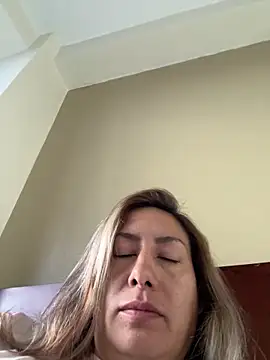 Snapshot of xLadyScarlettx chatting on 01/29/25, 11:04 xLadyScarlettx online show from 01/29/25, 11:04