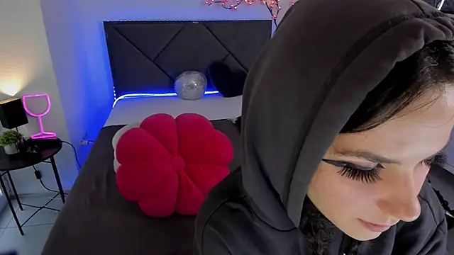 Snapshot of CassieEvans chatting on 10/18/25, 05:32 CassieEvans online show from 10/18/25, 05:32
