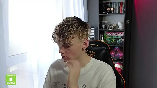 Snapshot of Keytaro chatting on 10/27/25, 08:51 Keytaro online show from 10/27/25, 08:51