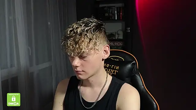 Snapshot of Keytaro chatting on 10/30/25, 10:43 Keytaro online show from 10/30/25, 10:43