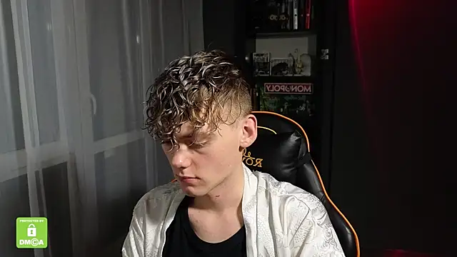 Snapshot of Keytaro chatting on 11/10/25, 01:37 Keytaro online show from 11/10/25, 01:37