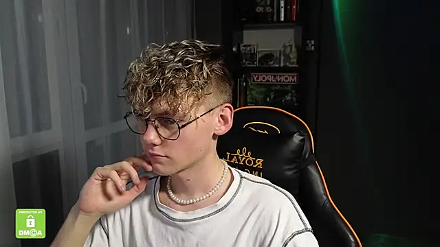 Snapshot of Keytaro chatting on 11/11/25, 04:01 Keytaro online show from 11/11/25, 04:01