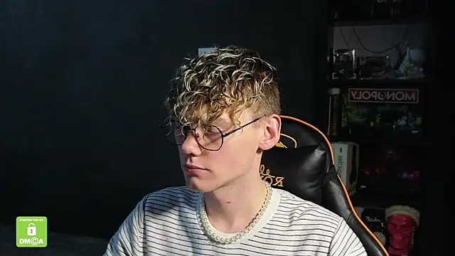 Snapshot of Keytaro chatting on 11/28/25, 09:23 Keytaro online show from 11/28/25, 09:23