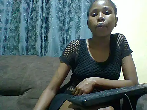 Snapshot of miss_lyne001 chatting on 09/12/25, 04:07 miss lyne001 online show from 09/12/25, 04:07