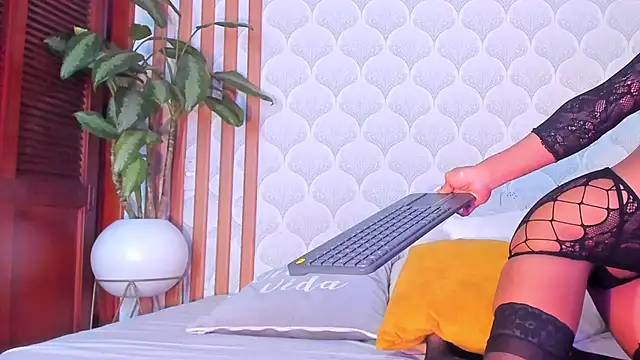 PamelaReall online show from 12/28/24, 11:05