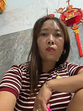 Snapshot of Linaannn chatting on 07/16/26, 12:44 Linaannn online show from 07/16/26, 12:44