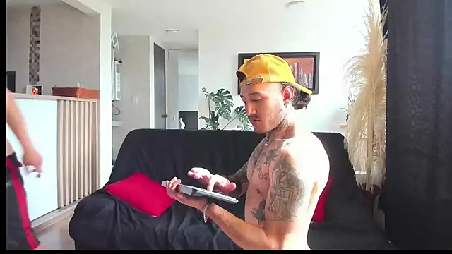 Snapshot of MARCELOANDLUCIAN chatting on 02/25/25, 09:24 MARCELOANDLUCIAN online show from 02/25/25, 09:24