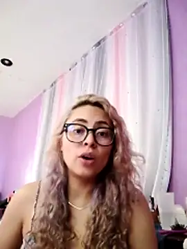 Snapshot of rossmexicana_x chatting on 06/18/26, 06:23 rossmexicana x online show from 06/18/26, 06:23