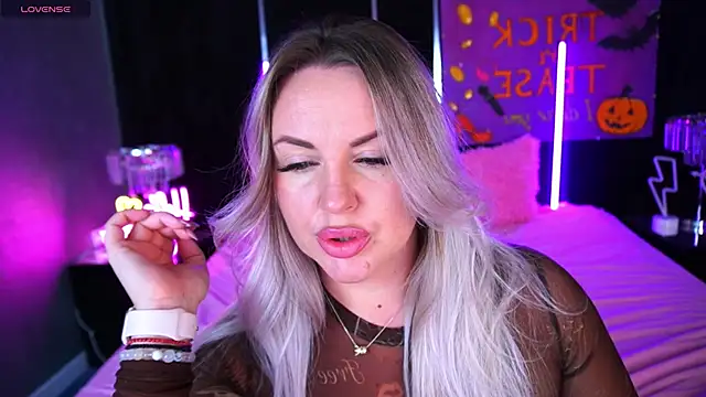 Snapshot of KiraCandyS chatting on 11/03/25, 10:32 KiraCandyS online show from 11/03/25, 10:32