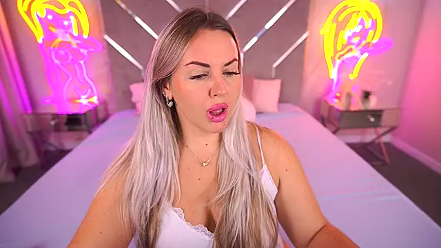 Snapshot of KiraCandyS chatting on 11/10/25, 09:58 KiraCandyS online show from 11/10/25, 09:58