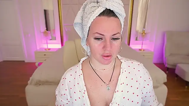 KiraCandyS online show from 04/06/26, 08:32