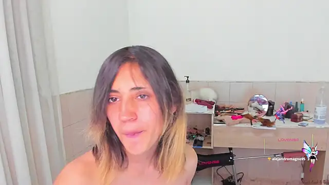 Snapshot of linnie_ chatting on 09/19/25, 10:21 linnie  online show from 09/19/25, 10:21