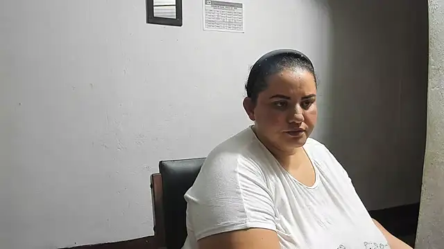 Snapshot of tetasgrandes_karol chatting on 04/21/26, 02:51 tetasgrandes karol online show from 04/21/26, 02:51