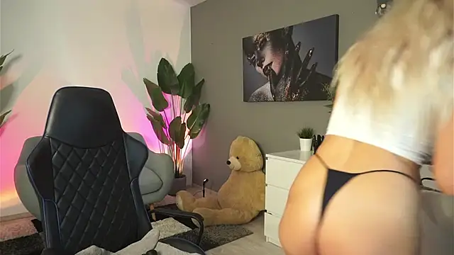 Snapshot of SweetBlondy35 chatting on 01/09/25, 06:15 SweetBlondy35 online show from 01/09/25, 06:15