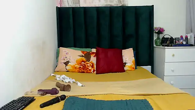 Snapshot of GaggingQueenxx chatting on 11/17/25, 12:33 GaggingQueenxx online show from 11/17/25, 12:33